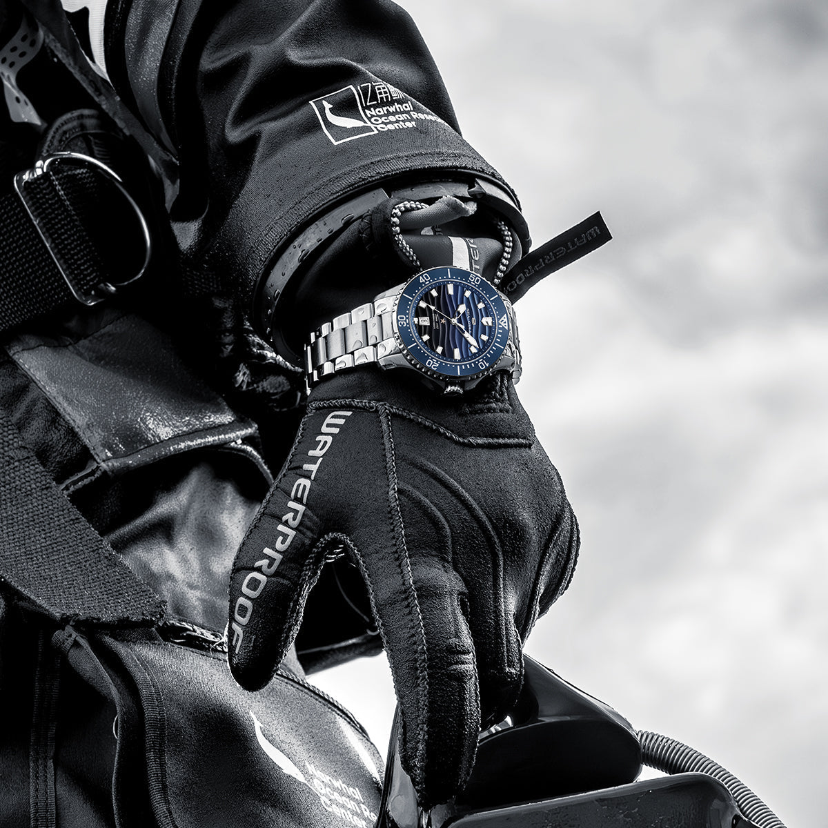 Ocean Series Pro 300m Waterproof Gradient Wave-textured Dial Diving Watch 41mm